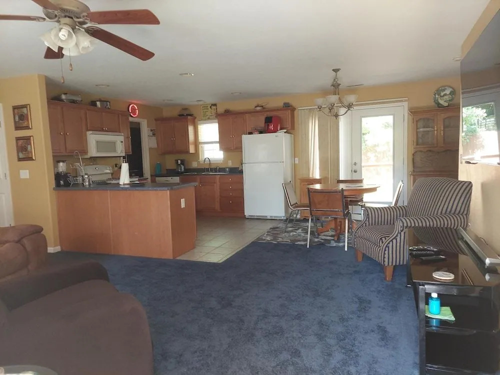 Blue Bird Hill with Deck & Middle of Branson Location