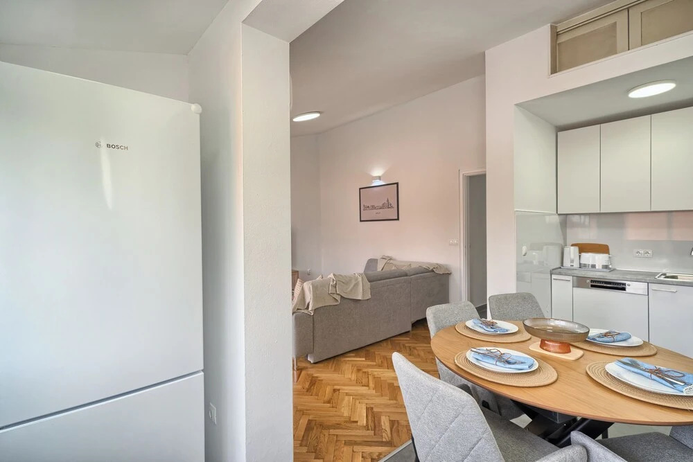 A1-luxury apt w big Balcony, 4 min Walk to Beach