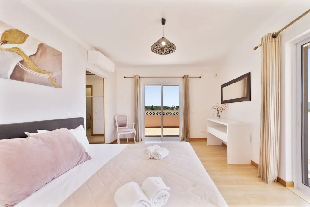 Duma in Albufeira With 4 Bedrooms and 4 Bathrooms