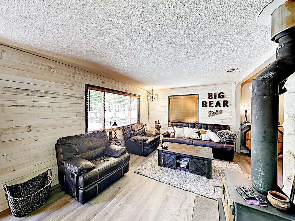 New Listing! Foxy Bear - Relaxing Woodsy 2 Bedroom Cabin