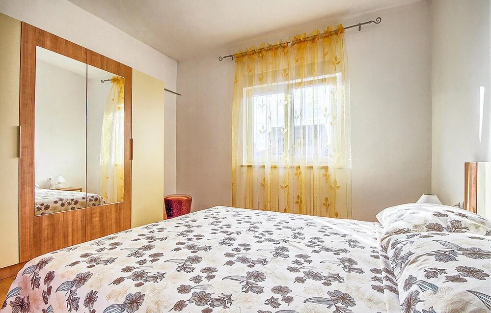 Beautiful Apartment in Valbandon With Wifi and 2 Bedrooms