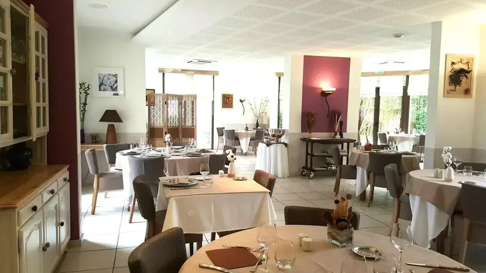 Logis Hotel Restaurant lOrée Des Bois