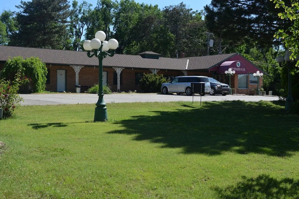 The Evergreen Motel in Kansas