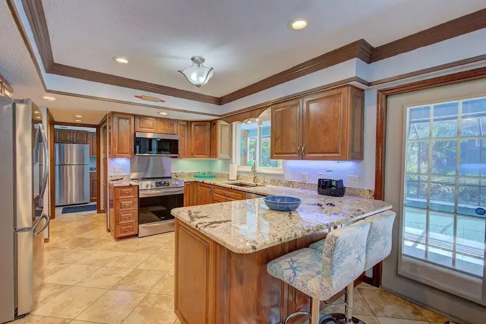 Spacious 4 3 Retreat- Heated Pool-playroom