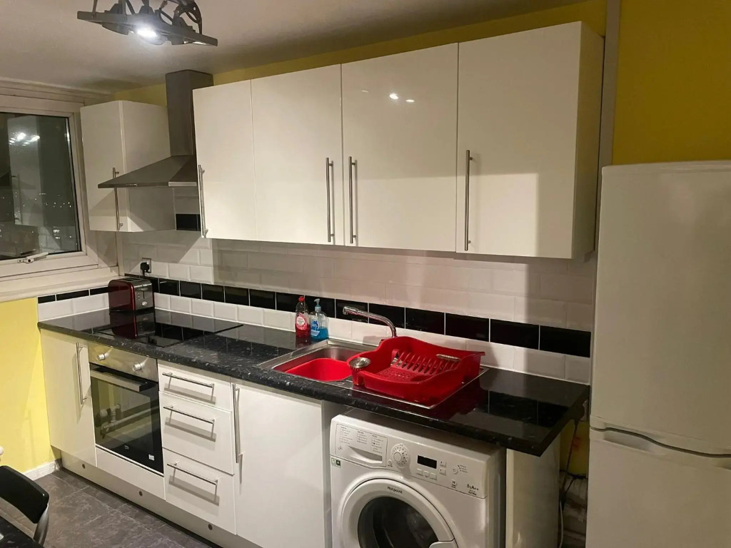 Snooozz - in the heart of Nottingham City Centre - in Victoria Centre Shopping Centre on Milton Street - Your own private Apartment next to the Hilton with full Kitchen and Television Lounge, plus Restaurants, Shops and Supermarket all onsite