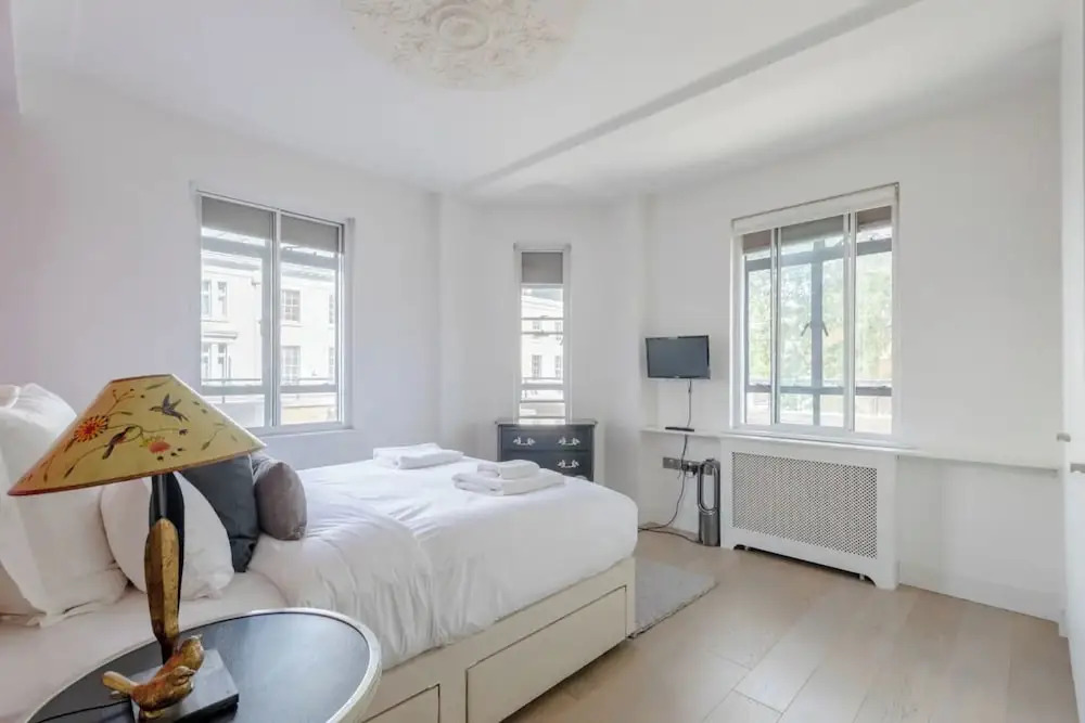 Sleek & Stylish 1BD Flat w/ Balcony - Kings Road