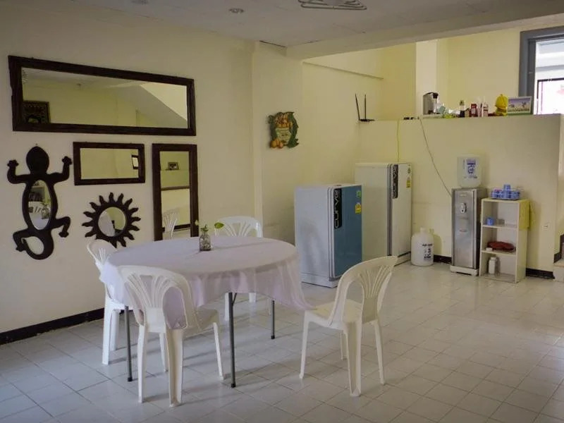 Peace Pool BnB Family & Female only