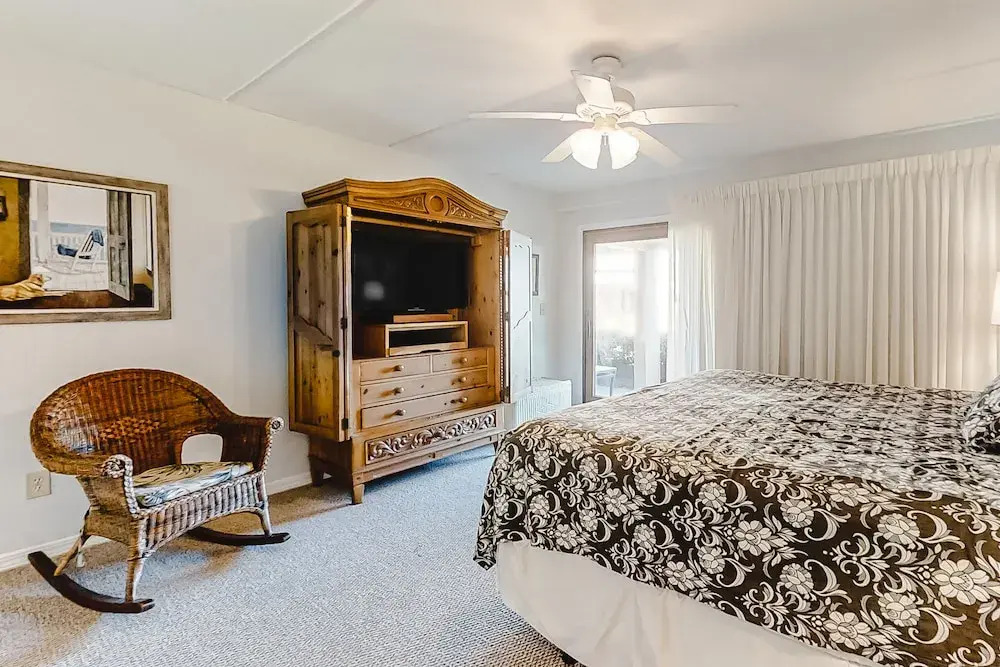 Bright & Sunny Oceanfront Getaway With Central AC & Pool