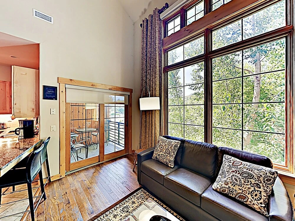 Downtown Getaway W/ Private Garage - Near Ski Resort 2 Bedroom Townhouse
