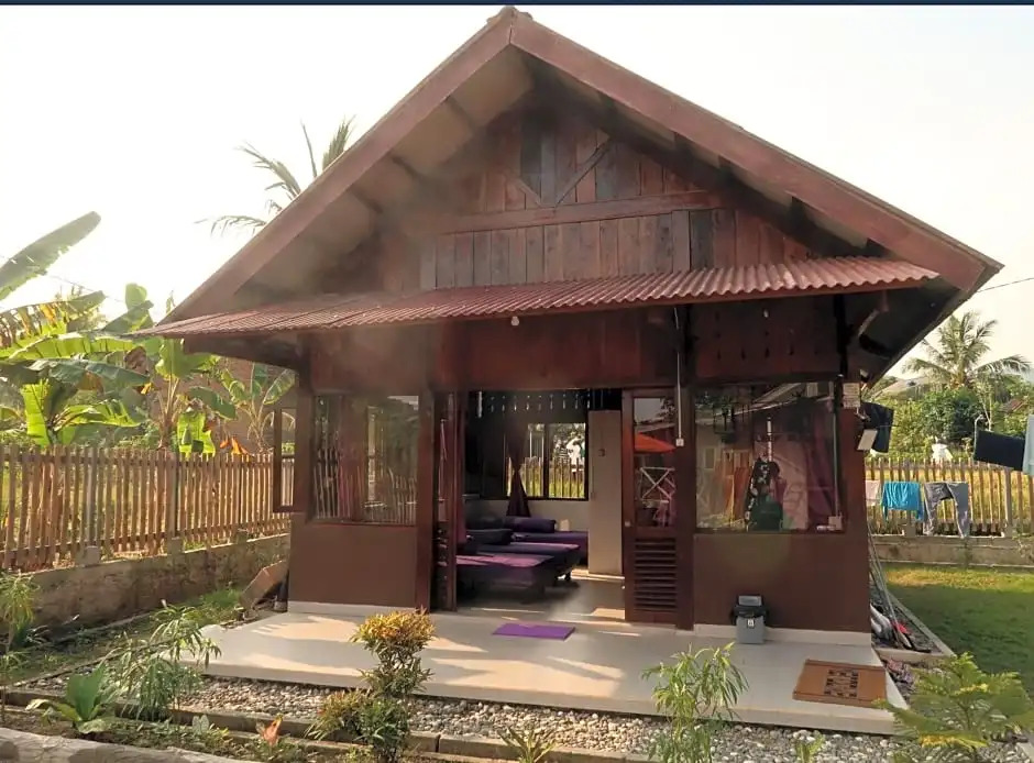 Aryas Surf Camp Cimaja
