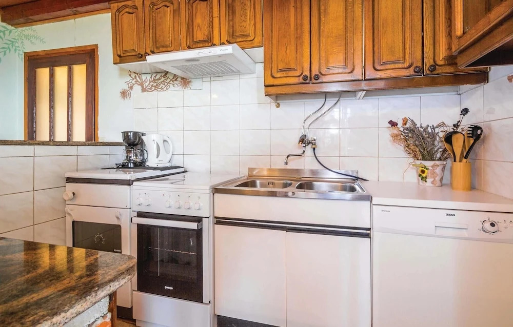 Beautiful Home in Lovran With Wifi and 2 Bedrooms
