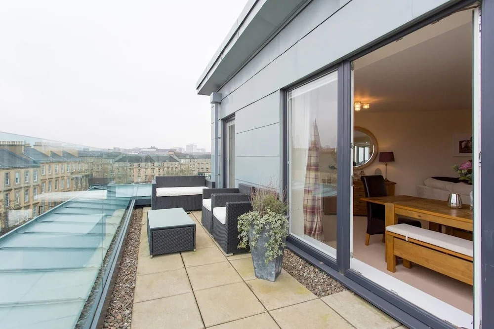 Luxury Penthouse Secc/hydro W/balcony & Parking