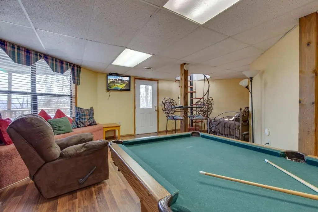 Smoky Mountain Dreams, 3 Bedrooms, Pool Access, Hot Tub, WiFi, Sleeps 7