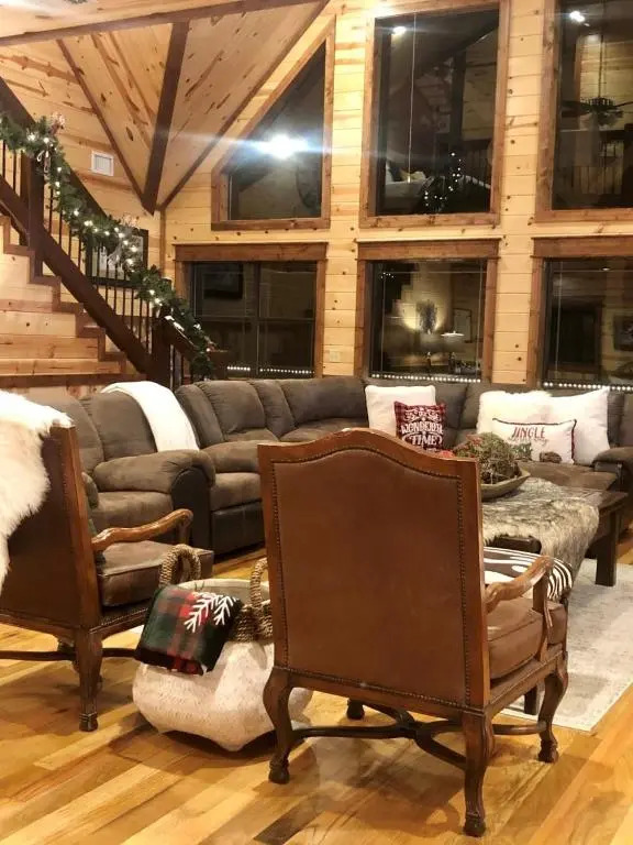 Stone Mountain Lodge 5000sqft 6 Bed Game Room Pool Table Hot Tub