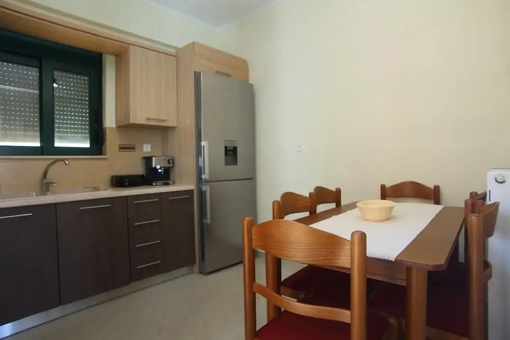 Charming 4-bed House in Nikiana