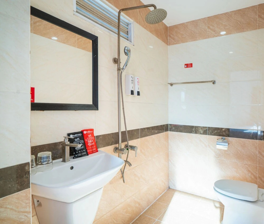 RedDoorz The Sun Hotel near Duong Quang Ham Street