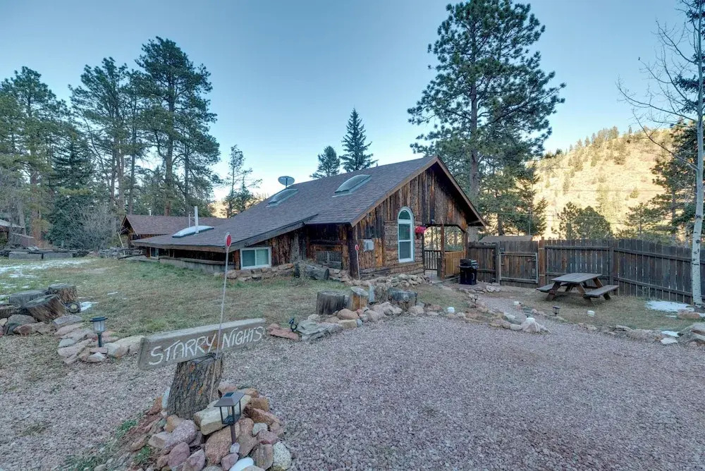 Rustic Log Cabin w/ Studio ~ 5 Mi to Pikes Peak