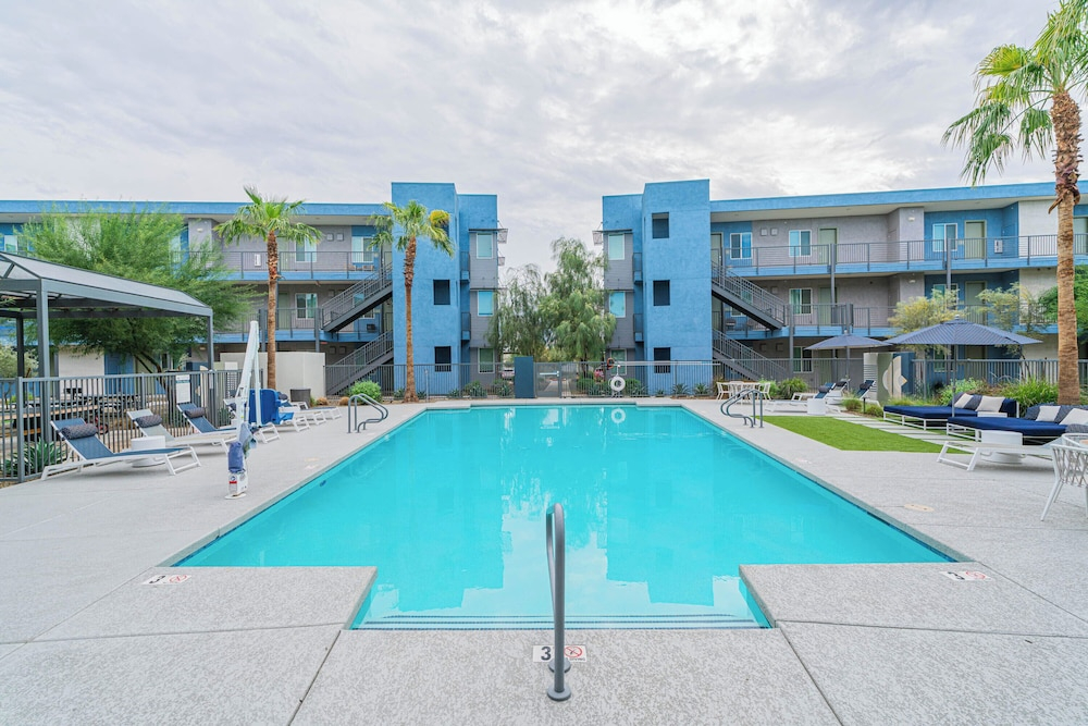 Sleek Stay 4mins to State Farm Stadium