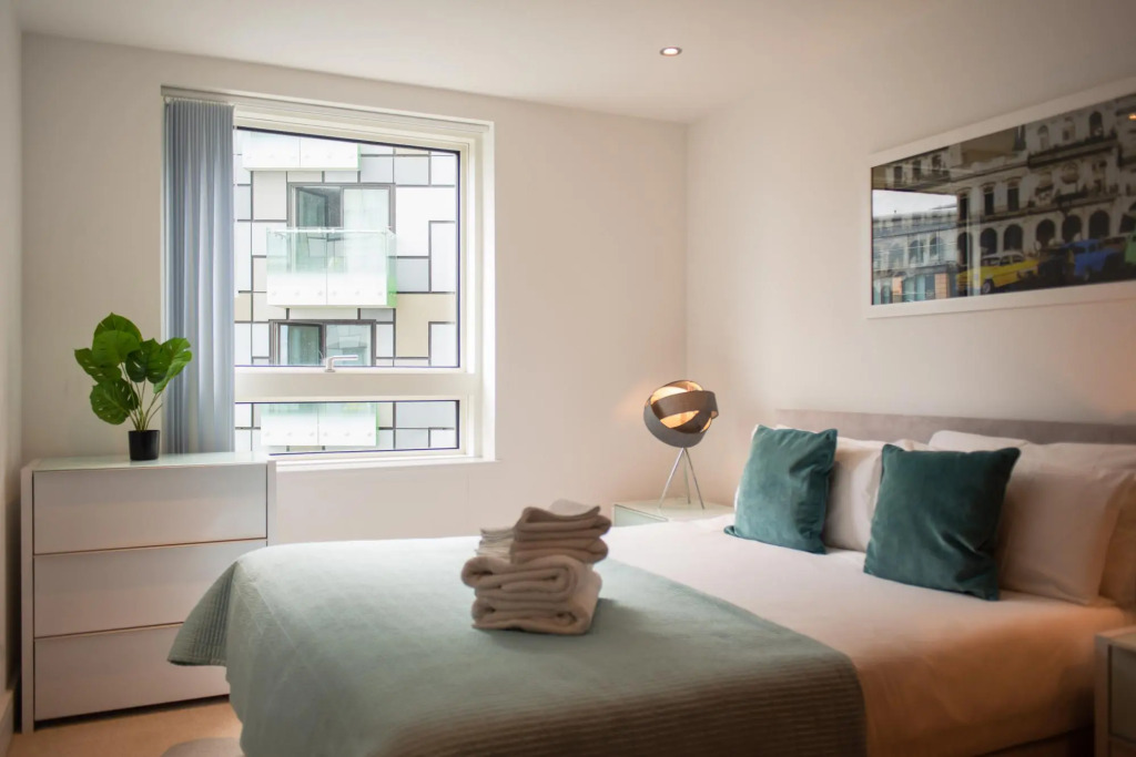 One Bed Apt in Lincoln Plaza, Canary Wharf