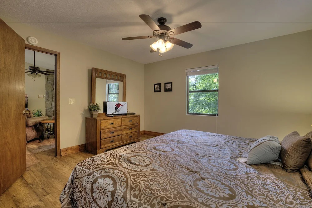 Bears Delight  320 - Three Bedroom Cabin