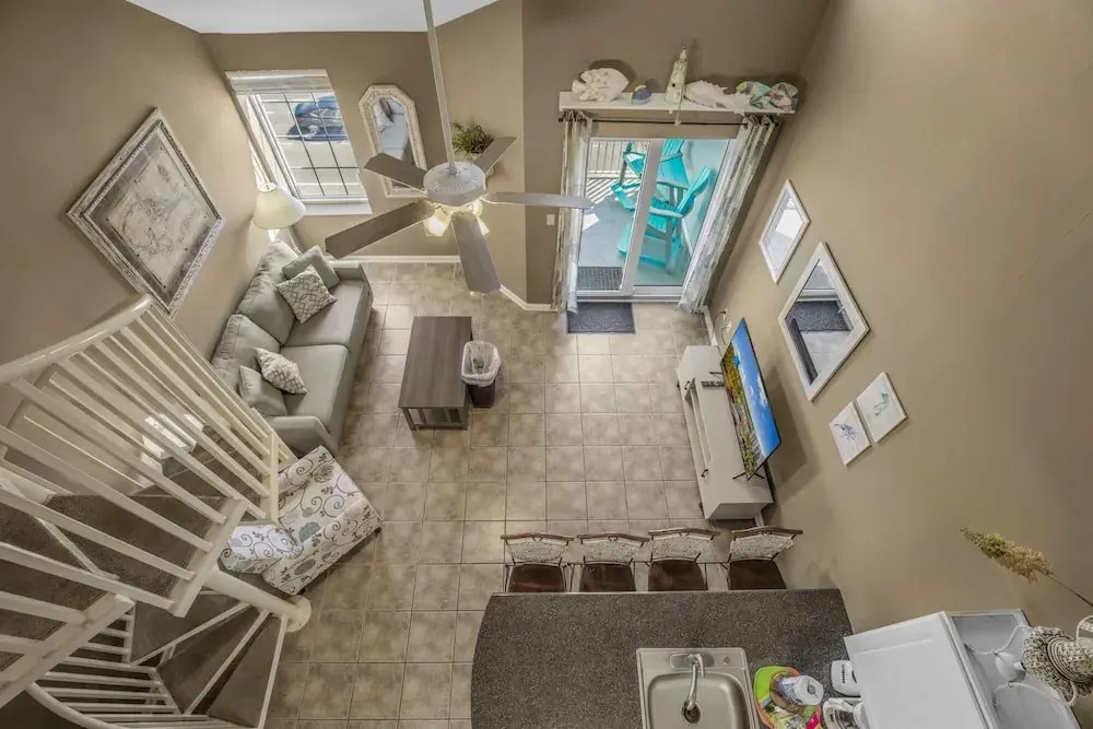 Attractive Condo Pool Across From Beach Access