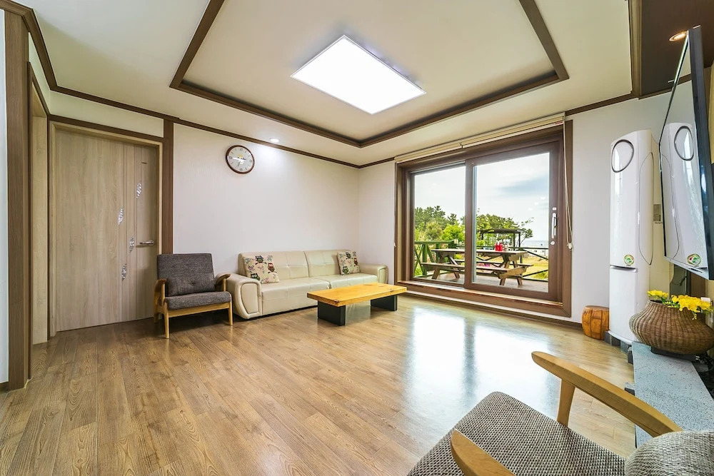 Uljin Dolbit Pension(돌빛펜션민박)