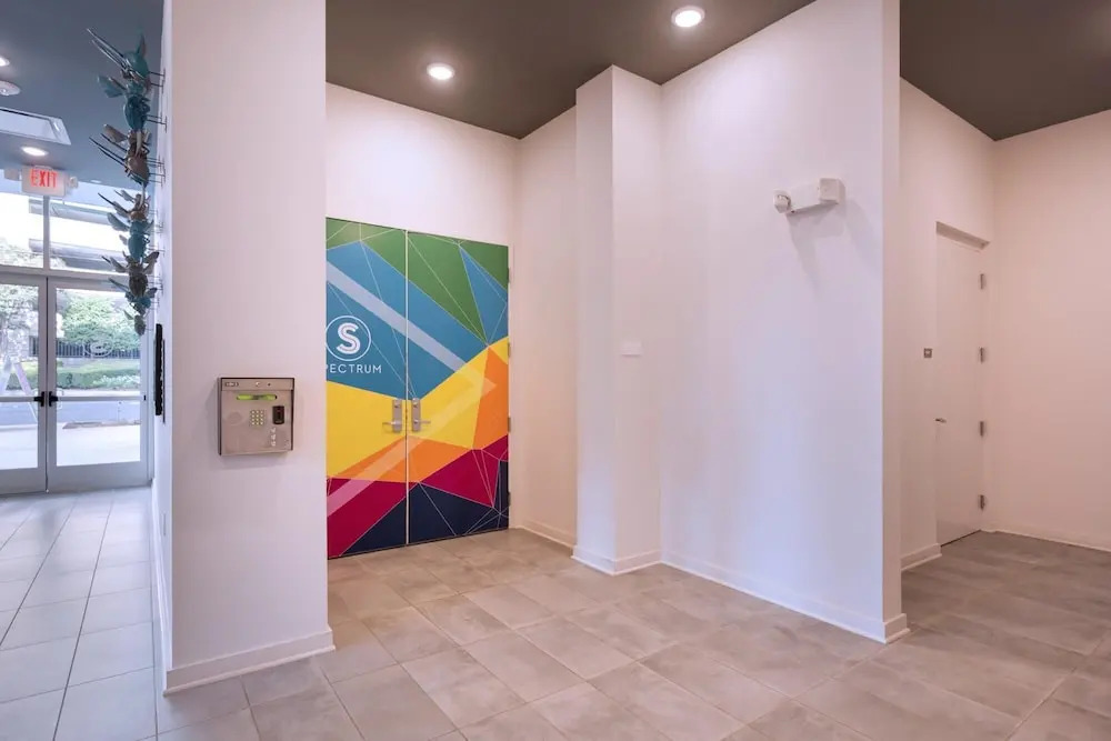 S1bf Rare Find - Bright and Modern 1-br w Free Parking