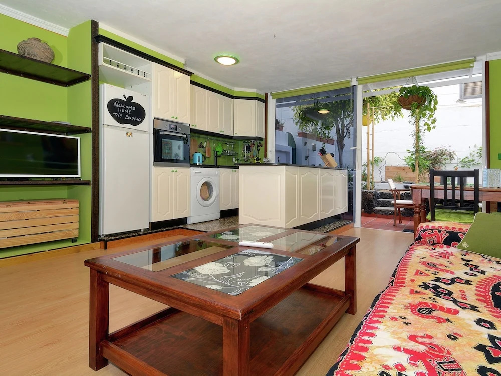Spacious & Attractive Studio with Communal Pool near Beach