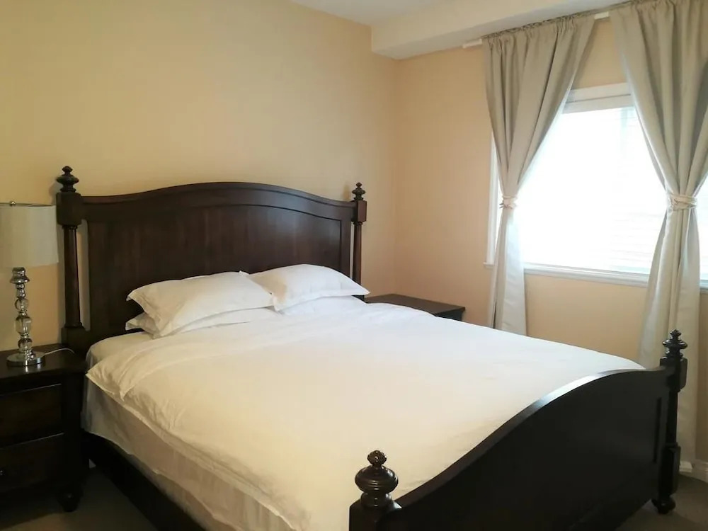 Near the Richmond downtown/private entrance by Elevate Rooms