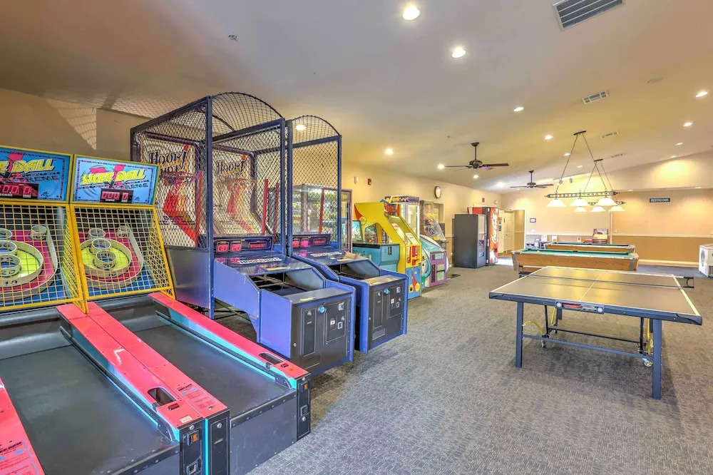 Modern Resort Condo ~ 3 Mi to Branson Landing