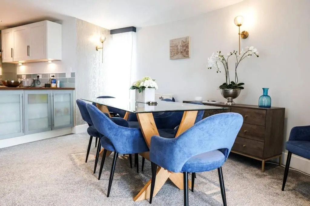 Beautiful 3 bedroom apartment by the Sea