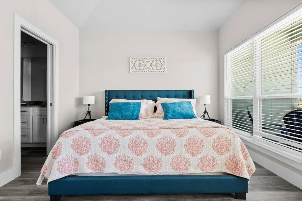 Beautiful New 3 Bedroom Townhouse w/ Private Pool