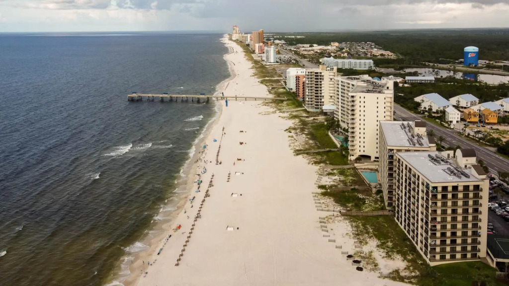 Beachfront condo with wraparound balcony & pools