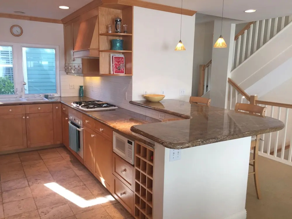 2 Bedroom Townhome 2 Mins. to the Beach