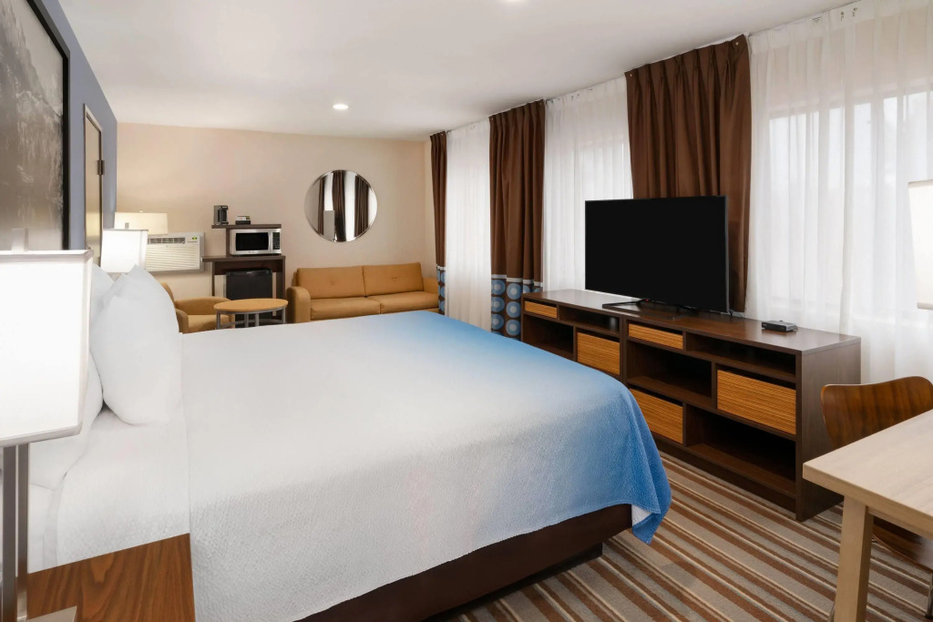Super 8 by Wyndham Longmont/Twin Peaks