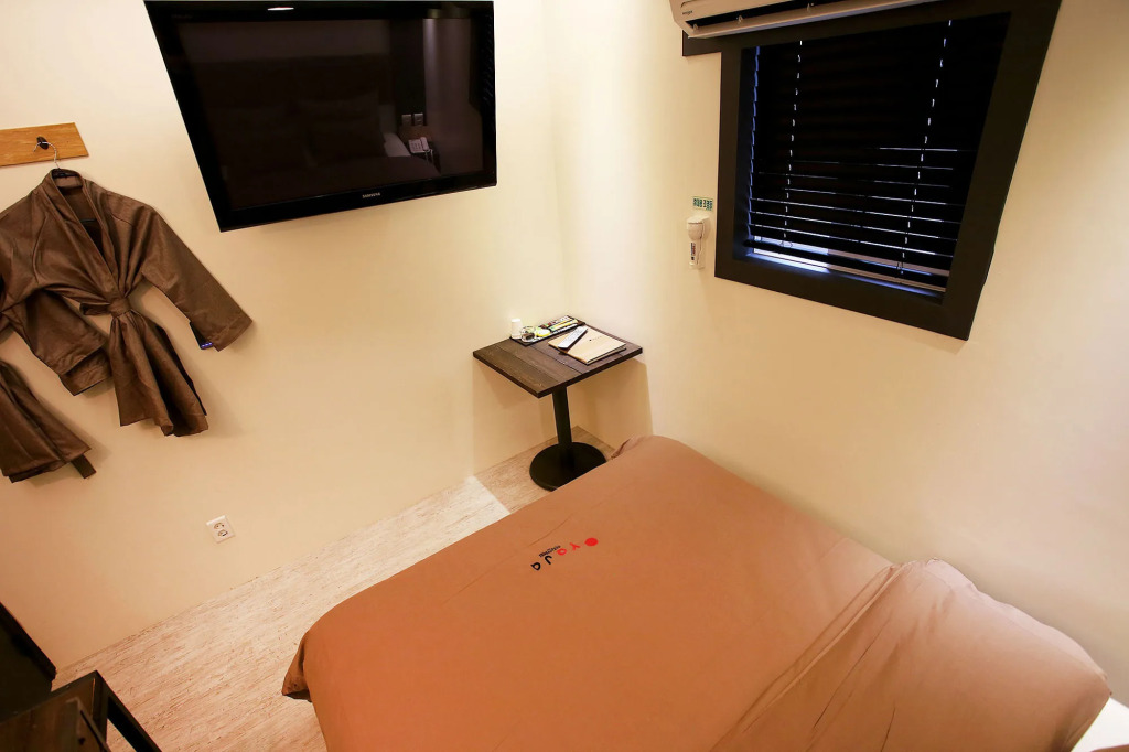 Achasan Station Wall Hotel