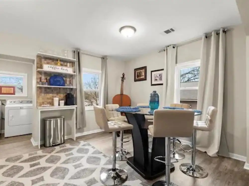1087 Windsor