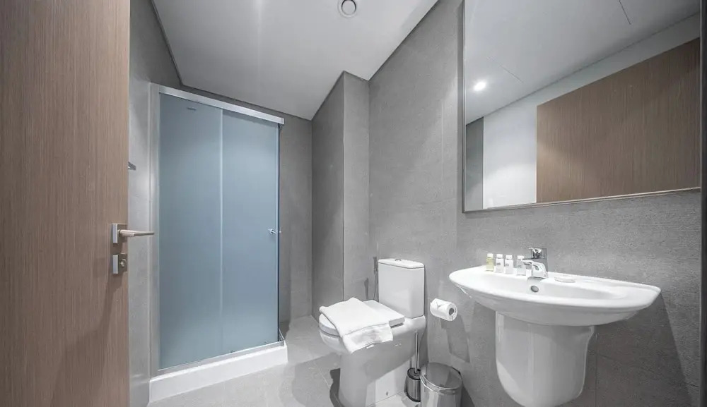 SML Vacation Homes - Sky High Apartments with Burj Khalifa and Dubai Fountain Views at Grande Signature, Downtown Dubai