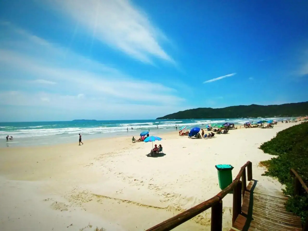 CASA ARMANI 50 metros DA PRAIA MARISCAL BOMBINHAS