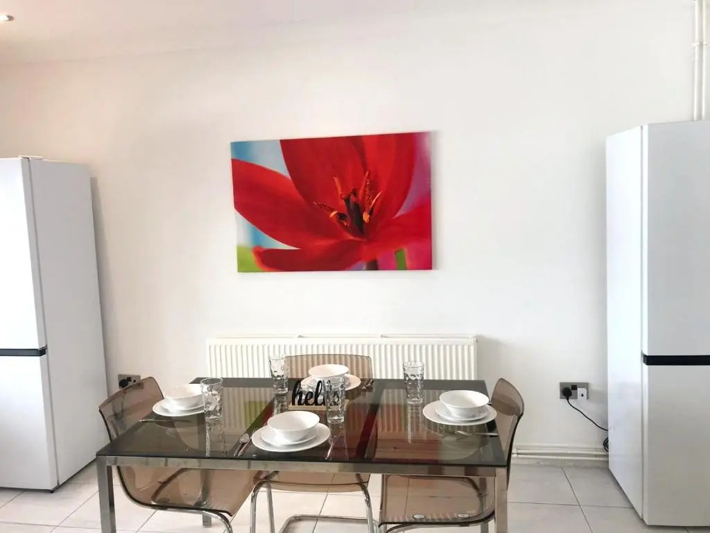 3-bed Semi-detached House, Wifi, Parking, Outdoor Space