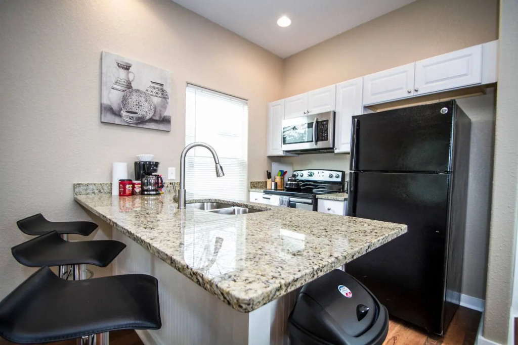 Douglas Way Remodeled House Near Downtown 1BA/1BA