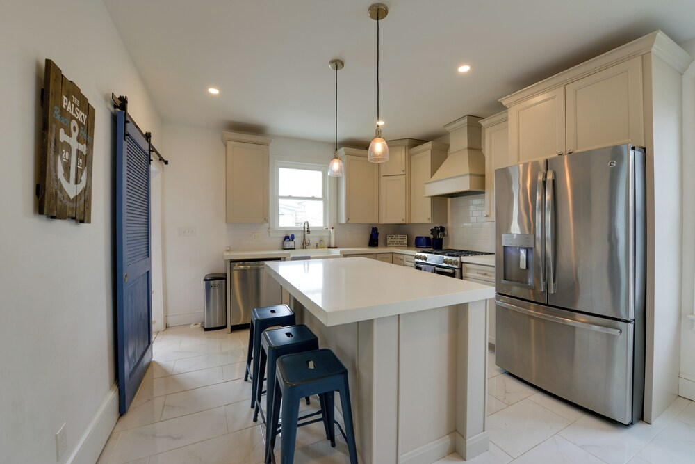 North Wildwood Home w/ Porch ~ 3 Blocks to Beach!