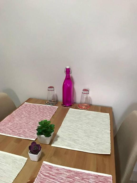 1 Bed - Sleeps 2 - Private Balcony - Free Parking