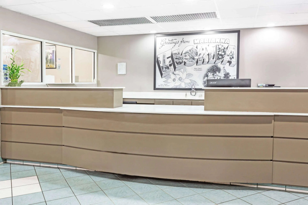 Super 8 by Wyndham Marianna I-10