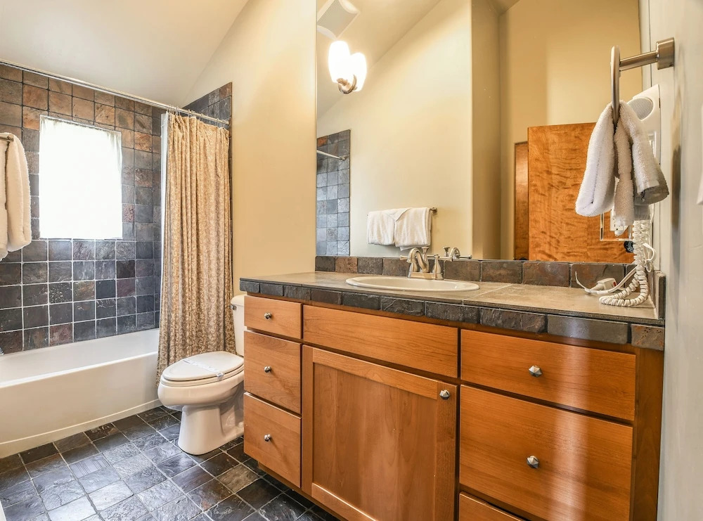 Mossy Rock Lodge 127 by SummitCove Vacation Lodging