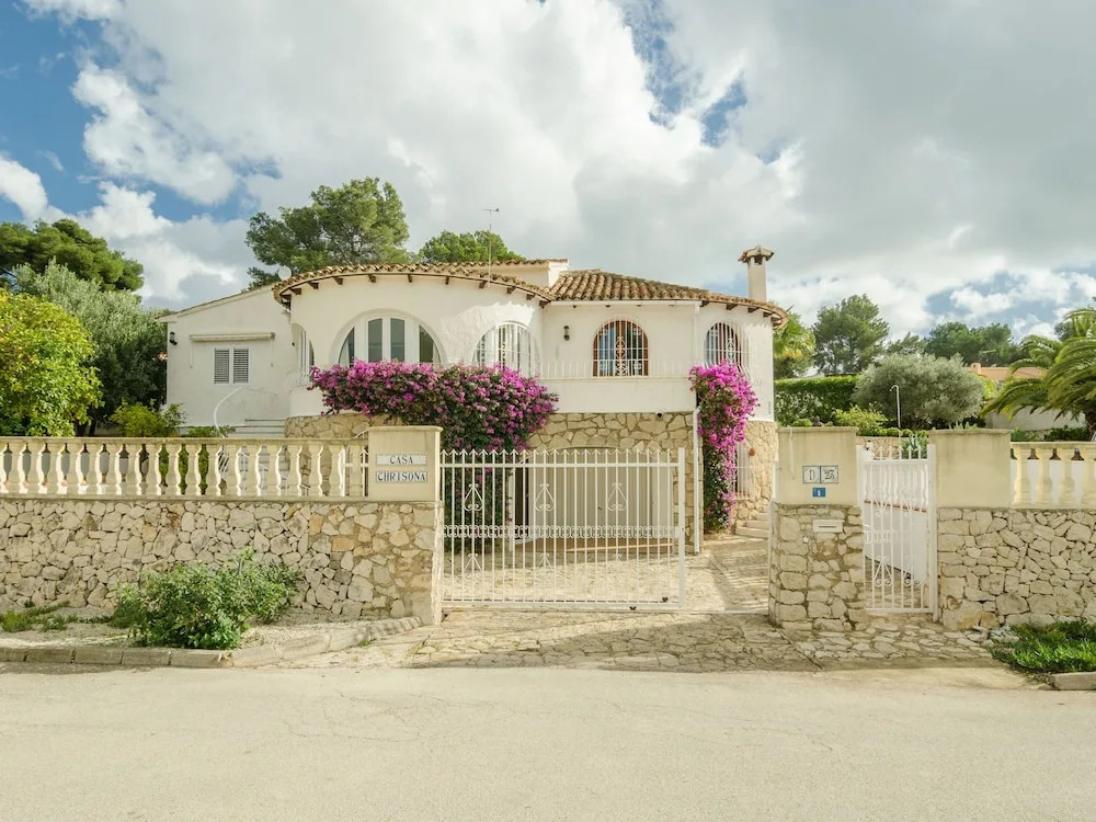 Gorgeous Villa With Private Pool and Near Golf Course and Beach