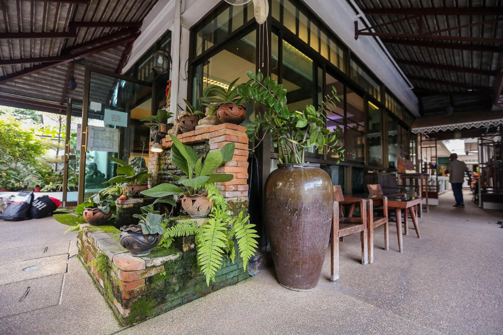 ZEN Rooms Sripoom Soi 1