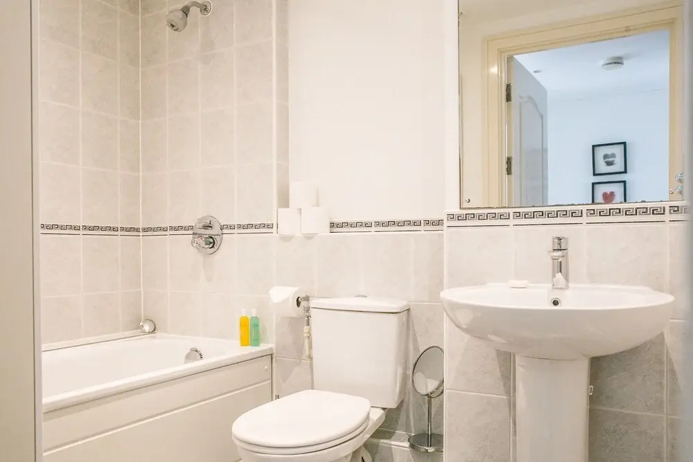 Modern Home by River Thames W/aircon, 4 Guests