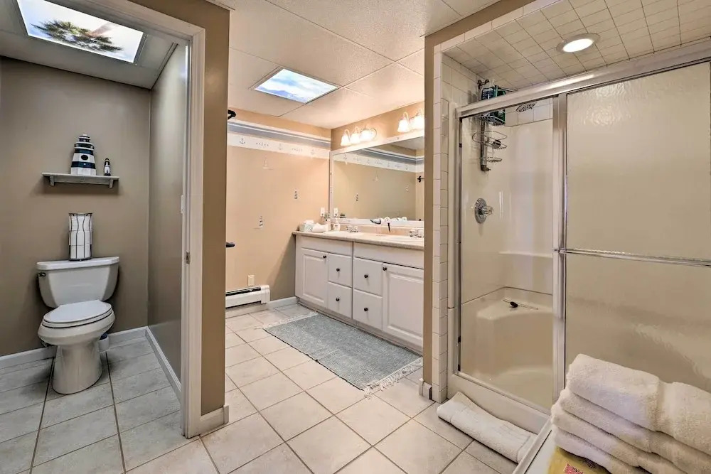 Spacious Lakefront Home w/ Sunroom & Bar