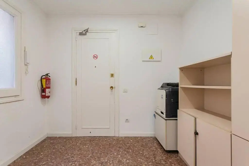 Big apartment for 9 in the heart of Eixample